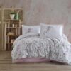 Ropa de cama blanca y flores