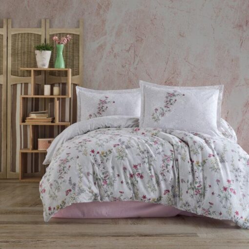 Ropa de cama blanca y flores