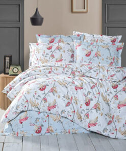 Ropa de cama blanca y flores
