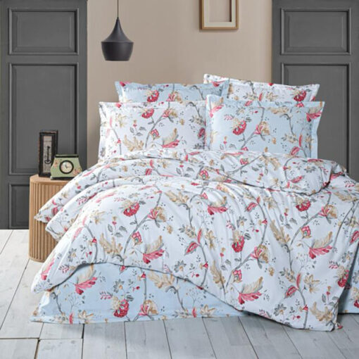 Ropa de cama blanca y flores