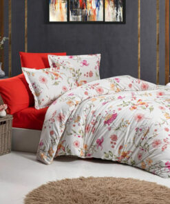 Ropa de cama blanca y roja con flores