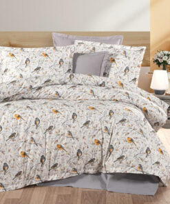Ropa de cama blanca y gris con pajaritos