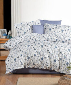 Ropa de cama blanca y azul