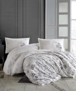 Ropa de cama blanca y flores negras
