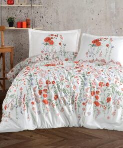 Ropa de cama blanca con flores