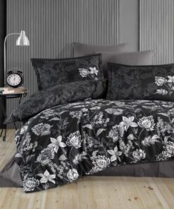 Ropa de cama negra y flores blancas