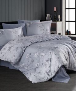 Ropa de cama azul con flores