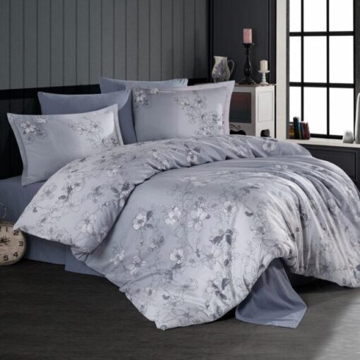 Ropa de cama azul con flores