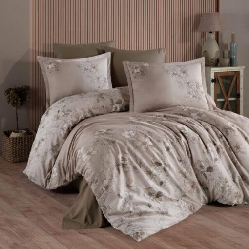 Ropa de cama marron con flores