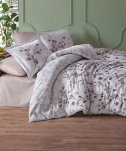 Ropa de cama blanca y beige y hojas gris