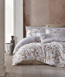 Ropa de cama blanca y beige y hojas beige