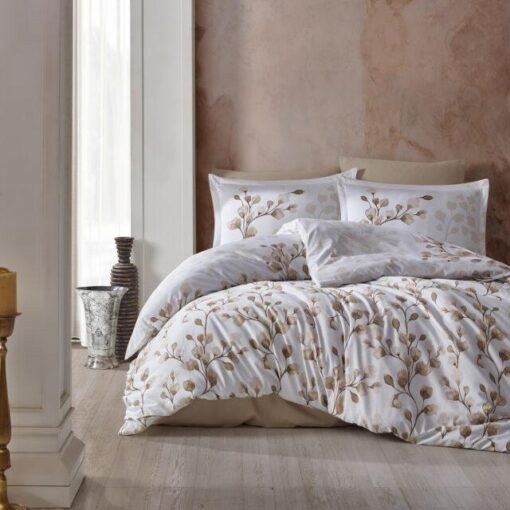 Ropa de cama blanca y beige y hojas beige