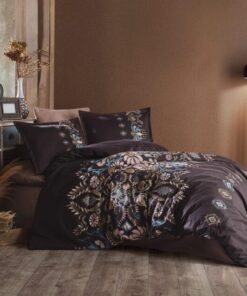 Ropa de cama negra y colores