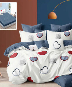 Ropa de cama blanca y azul y corazones