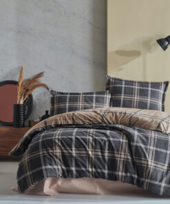 Ropa de cama negra y marron