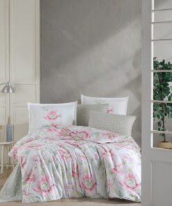 Ropa de cama blanca y flores con rosa