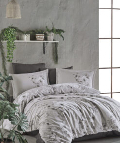 Ropa de cama gris con flores blancas