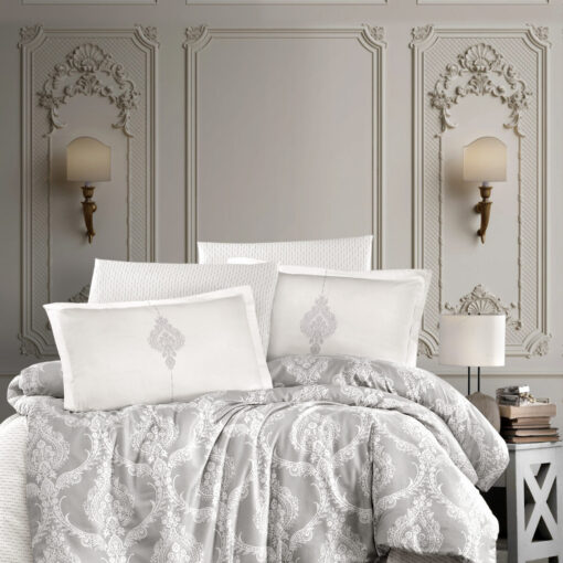 Ropa de cama blanca y gris