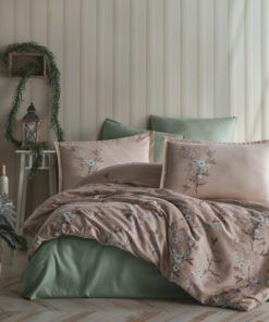 Ropa de cama verde oscuro y marron