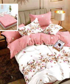 Ropa de cama rosa y blanca y pequeñas flores