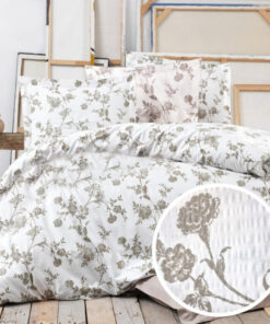 Ropa de cama blanca y flores beige