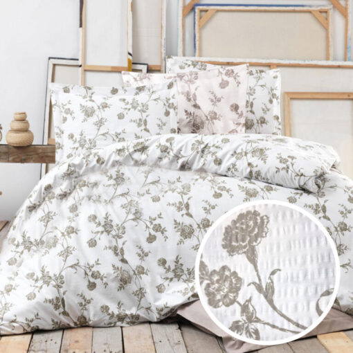 Ropa de cama blanca y flores beige