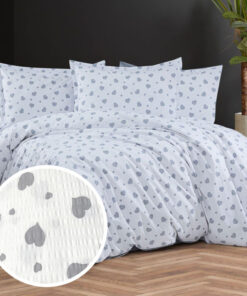 Ropa de cama blanca y corazones
