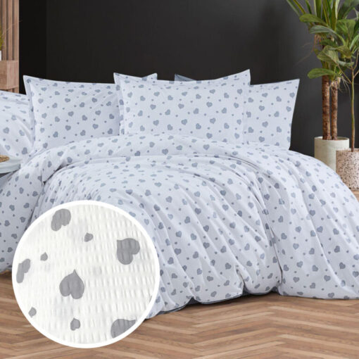 Ropa de cama blanca y corazones