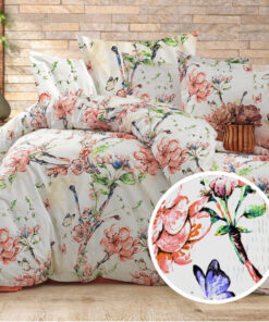 Ropa de cama blanca y con flores