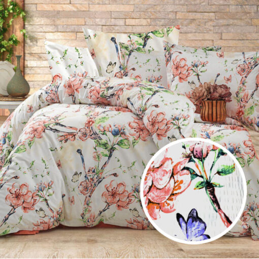Ropa de cama blanca y con flores