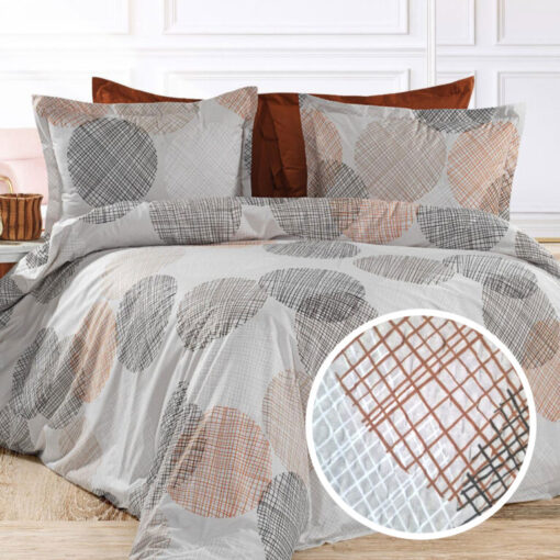 Ropa de cama blanca y aros