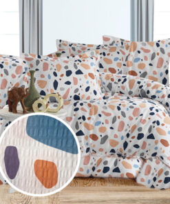 Ropa de cama blanca y varios colores