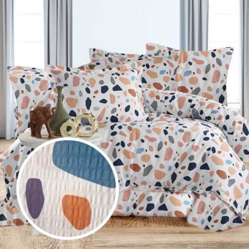 Ropa de cama blanca y varios colores