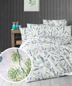 Ropa de cama blanca con hojas