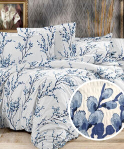 Ropa de cama blanca con ramas azules