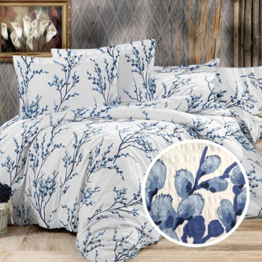 Ropa de cama blanca con ramas azules