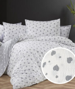 Ropa de cama blanca con corazones gris