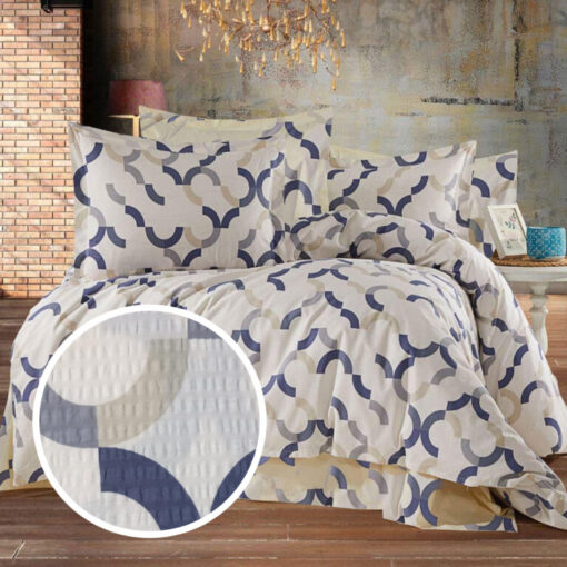 Ropa de cama beige con azul