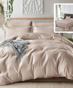 Ropa de cama beige con sabana normal