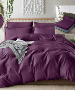 Ropa de cama violeta oscuro con sabana bajera