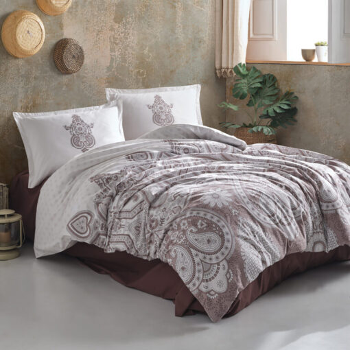 Ropa de cama blanca y beige