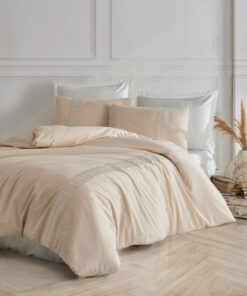 Ropa de cama beige y blanca