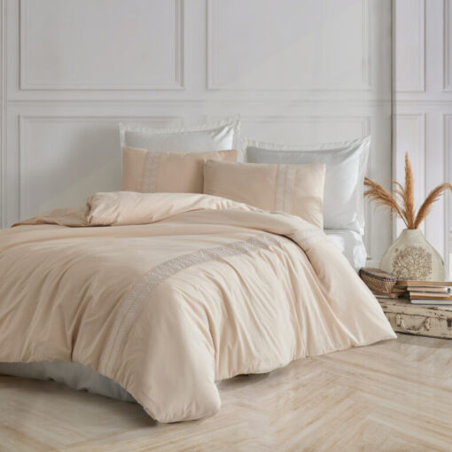 Ropa de cama beige y blanca