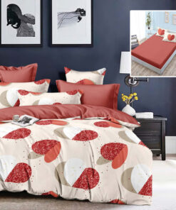 Ropa de cama beige y roja y corazones