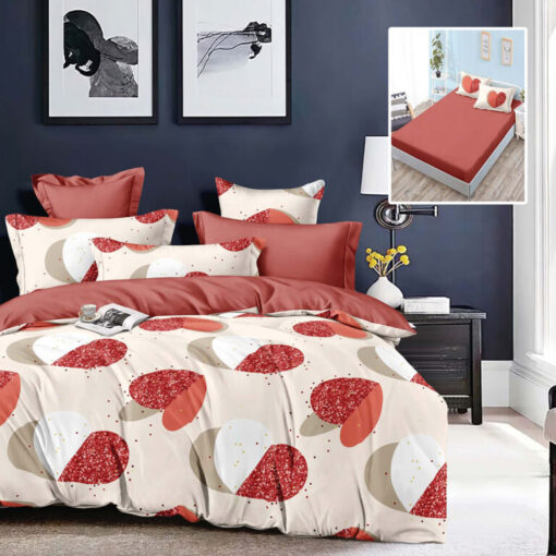 Ropa de cama beige y roja y corazones