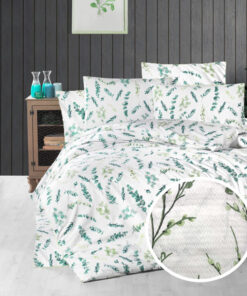 Ropa de cama blanca y hojas verdes