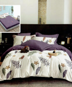 Ropa de cama blanca y lila con plumas