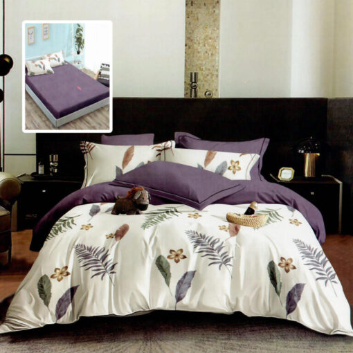Ropa de cama blanca y lila con plumas