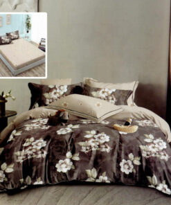 Ropa de cama beige y marron oscuro con flores blancas