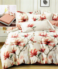 Ropa de cama blanca y rosa con flores